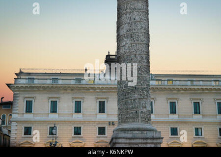 Aus Marmor Säule des Marcus Aurelius in Platz Piazza Colonna in Rom, Italien Stockfoto