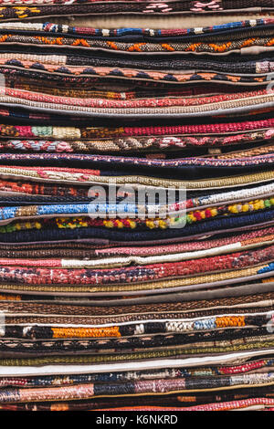 Haufen von schönen handgefertigten Teppichen auf dem Markt in Istanbul Grand Bazaar. Multicolor Hintergrund Stockfoto