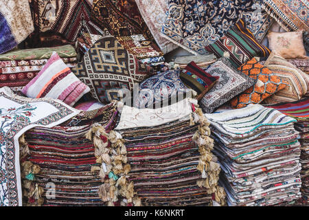 Haufen von schönen handgefertigten Teppichen auf dem Markt in Istanbul Grand Bazaar. Multicolor Hintergrund Stockfoto