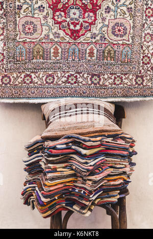 Haufen von schönen handgefertigten Teppichen auf dem Markt in Istanbul Grand Bazaar. Multicolor Hintergrund Stockfoto