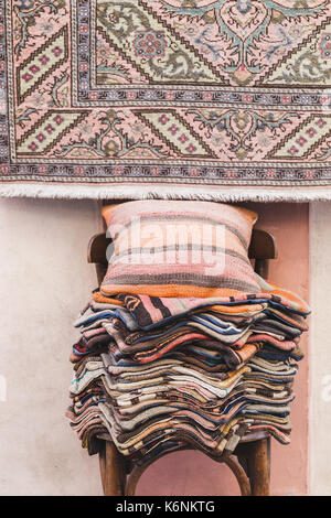 Haufen von schönen handgefertigten Teppichen auf dem Markt in Istanbul Grand Bazaar. Multicolor Hintergrund Stockfoto