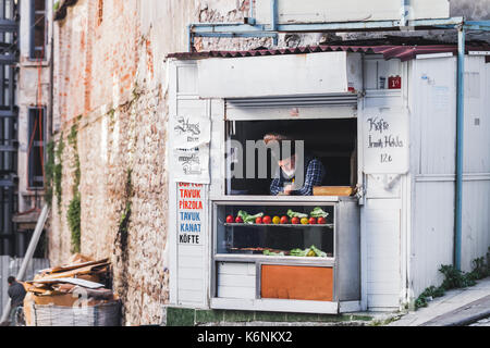 ISTANBUL, Türkei - 10. Dezember 2016: Alter mann Verkauf von Süßigkeiten in einem Stall in der Straße Stockfoto