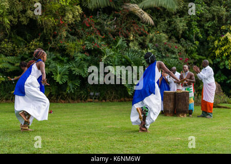 Ruandische weiblichen Tänzerinnen traditionellen ruandischen Intore Tanz mit Drummer im Hintergrund Stockfoto