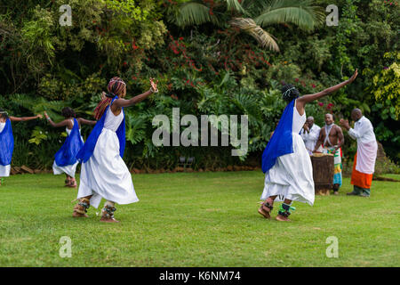 Ruandische weiblichen Tänzerinnen traditionellen ruandischen Intore Tanz mit Drummer im Hintergrund Stockfoto