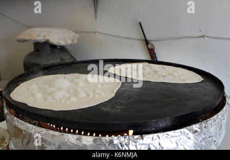 Teig auf der saj backen Ergebnis in pita Fladenbrot. Stockfoto