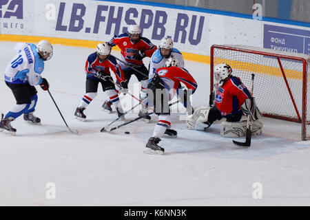 St. Petersburg, Russland - 25. März 2016: Eishockeymatch Bobrov vs Piter während des Turniers unter den Teams der Liga der Zukunft. Piter gewonnen Stockfoto
