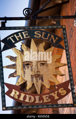 Großbritannien, England, Essex, Saffron Walden, Gold Street, Brauerei alte Ridley's Sun Inn Zeichen auf ehemaligen Pub Stockfoto