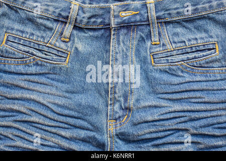 Vorderseite der zerknitterten Jeans für Hintergrund Stockfoto