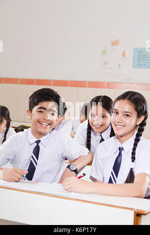 Indische High School Kinder, Schüler, Freunde Buch Studieren in Kategorie Ausbildung Lernen Stockfoto
