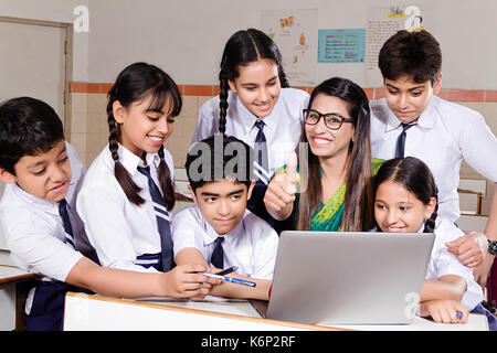 Indische Schüler und Lehrer LaptopThumbs bis Erfolg Studium E-Learning im Klassenzimmer Stockfoto