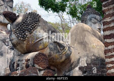 Der Kopf eines Buddha Statue Nahaufnahme. Die Ruinen der alten buddhistischen Tempel Wat Phra Kaeo. Kamphaeng Phet, Thailand Stockfoto