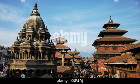 Nepal Stadtbild, Reisen im alten Gebäude im blauen Himmel im traditionellen patan vor dem Erdbeben Stockfoto