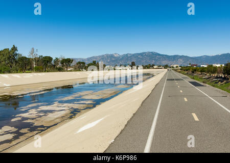 Radweg neben Hochwasserschutz Kanal Stockfoto