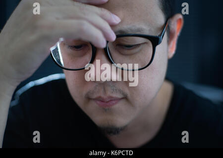 Asiatischer Mann oder Geschäftsmann unter Stress, Scheitern und Kopfschmerzen betont. Stockfoto