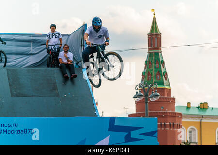 Stunts bmx-Radfahrer auf der Rampe für die Stadt Tag in Moskau gebaut Stockfoto