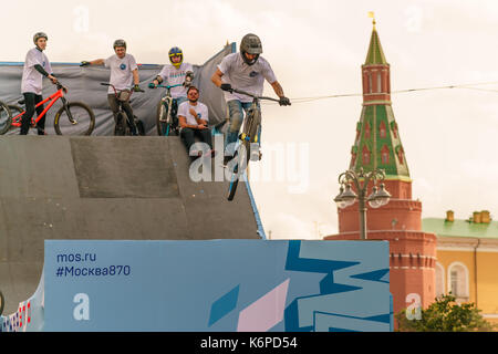 Stunts bmx-Radfahrer auf der Rampe für die Stadt Tag in Moskau gebaut Stockfoto