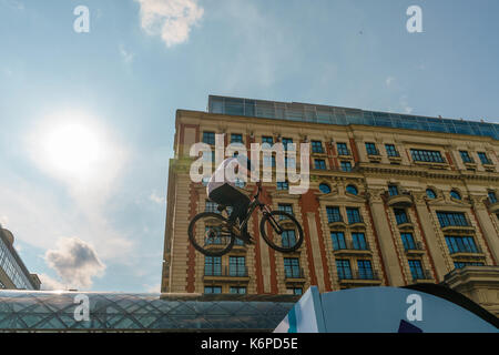 Stunts bmx-Radfahrer auf der Rampe für die Stadt Tag in Moskau gebaut Stockfoto