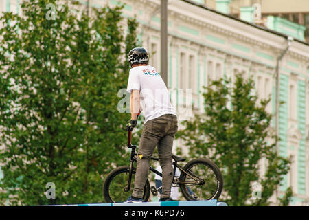 Stunts bmx-Radfahrer auf der Rampe für die Stadt Tag in Moskau gebaut Stockfoto