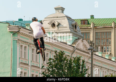 Stunts bmx-Radfahrer auf der Rampe für die Stadt Tag in Moskau gebaut Stockfoto