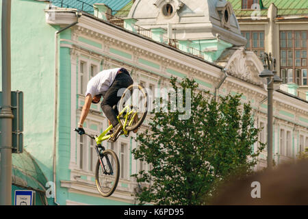 Stunts bmx-Radfahrer auf der Rampe für die Stadt Tag in Moskau gebaut Stockfoto