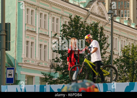 Stunts bmx-Radfahrer auf der Rampe für die Stadt Tag in Moskau gebaut Stockfoto