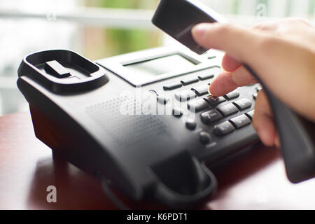 Telefon wählen, Kontakt und Service Konzept. Ausgewählte konzentrieren. Stockfoto