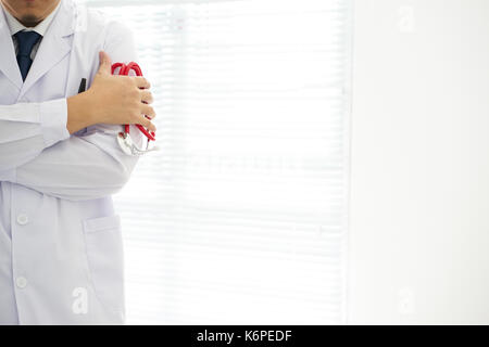 Porträt einer unbekannten jungen männlichen Arzt Holding ein Stethoskop. Stockfoto