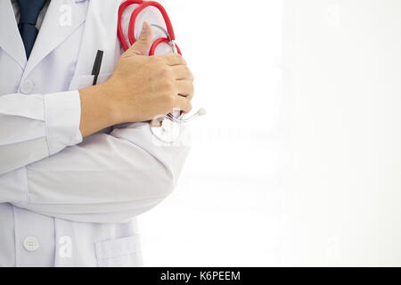 Porträt einer unbekannten jungen männlichen Arzt Holding ein Stethoskop. Stockfoto