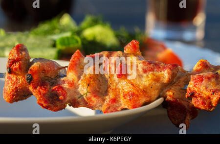 Lecker zubereitet schaschlik an der Platte. Stockfoto