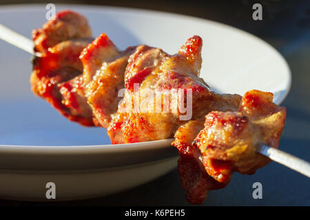 Lecker zubereitet schaschlik an der Platte. Stockfoto