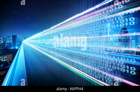 Autobahn Überführung mit binären Code Nummern auf Bewegung verwischt Asphaltstraße, Geschwindigkeit und schnellere Digitale Matrix Technologie Informationen Konzept.