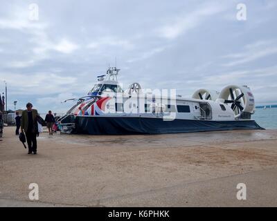 Die Passagiere von Bord der Insel Flyer hovercraft nach Reisen durch den Solent von Ryde auf der Isle of Wight und kommt in Southsea. UK. Stockfoto