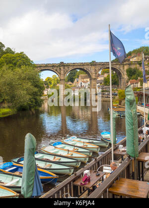 Riverside Café und Boote für Ausflüge entlang des Flusses Nidd in theTown der Knaresborough Yorkshire Stockfoto