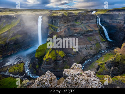 Der Wasserfall Háifoss in der Nähe des Vulkans Hekla im Süden Islands befindet. Der Fluss Fossá, einem Nebenfluss der Þjórsá, fällt hier aus einer Höhe von Stockfoto