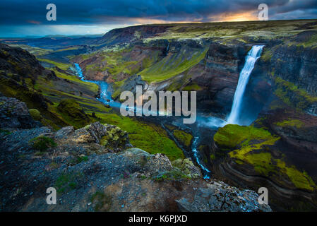 Der Wasserfall Háifoss in der Nähe des Vulkans Hekla im Süden Islands befindet. Der Fluss Fossá, einem Nebenfluss der Þjórsá, fällt hier aus einer Höhe von Stockfoto