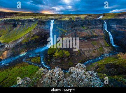 Der Wasserfall Háifoss in der Nähe des Vulkans Hekla im Süden Islands befindet. Der Fluss Fossá, einem Nebenfluss der Þjórsá, fällt hier aus einer Höhe von Stockfoto