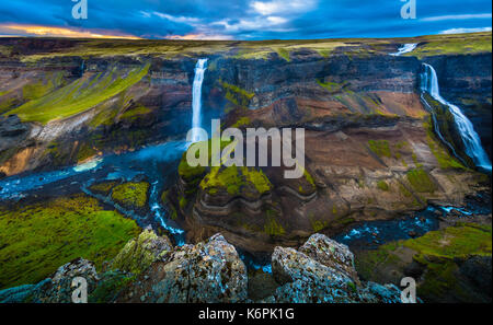 Der Wasserfall Háifoss in der Nähe des Vulkans Hekla im Süden Islands befindet. Der Fluss Fossá, einem Nebenfluss der Þjórsá, fällt hier aus einer Höhe von Stockfoto