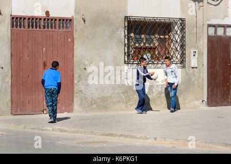 Essaouira, Marokko - Dezember 31, 2016: Kinder spielen mit Ball auf der Straße in Medina Stockfoto