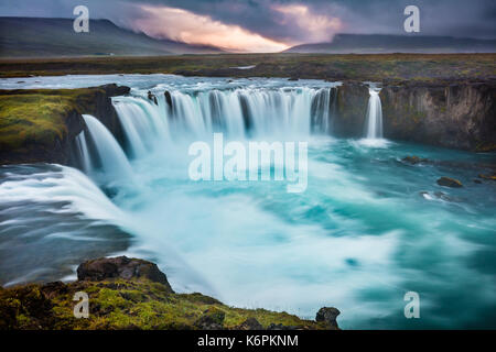 Der Goðafoss (isländisch: 'Wasserfall der Götter' oder 'Wasserfall des goði") ist ein Wasserfall in Island. Es ist in der Bárðardalur Bezirk N Stockfoto