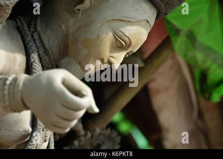 Göttin Götzen werden mit Ton vor dem Festival vorbereitet. Idole für Durga Puja Festival. Skulptur der Göttin Durga. Stockfoto