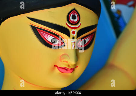 Göttin Götzen werden mit Ton vor dem Festival vorbereitet. Idole für Durga Puja Festival. Skulptur der Göttin Durga. Stockfoto