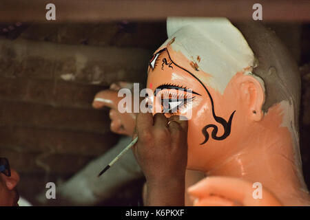 Göttin Götzen werden mit Ton vor dem Festival vorbereitet. Idole für Durga Puja Festival. Skulptur der Göttin Durga. Stockfoto
