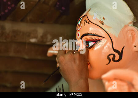 Göttin Götzen werden mit Ton vor dem Festival vorbereitet. Idole für Durga Puja Festival. Skulptur der Göttin Durga. Stockfoto