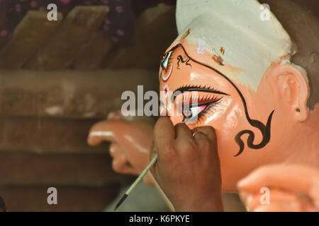 Göttin Götzen werden mit Ton vor dem Festival vorbereitet. Idole für Durga Puja Festival. Skulptur der Göttin Durga. Stockfoto