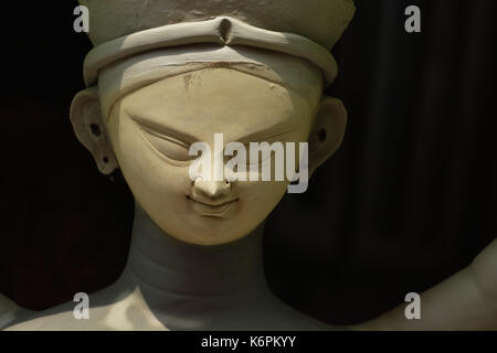 Göttin Götzen werden mit Ton vor dem Festival vorbereitet. Idole für Durga Puja Festival. Skulptur der Göttin Durga. Stockfoto