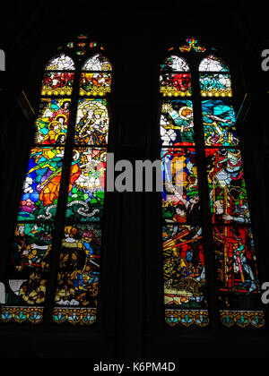 Fribourg, Schweiz - Juni 26, 2012: Kirchenfenster der polnischen Maler erstellt, Jozef Mehoffer, zwischen 1896 und 1936, ist in St. N Stockfoto