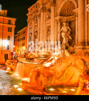 Erstaunlich Nacht Szene von beleuchteten Trevibrunnen in der Altstadt von Roma, Italien. Stockfoto