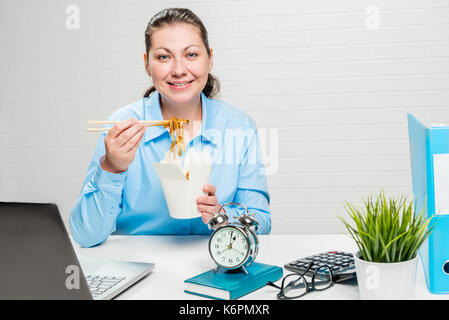 Cute Buchhalter am Mittag mit Chinesischen Nudeln Stockfoto