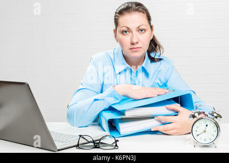 Die müden Buchhalter arbeitet Überstunden im Büro während der Berichtsperiode Stockfoto
