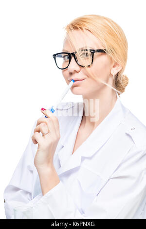 Frau Doktor in Gläsern mit Stift im Studio auf weißem Hintergrund posiert Stockfoto
